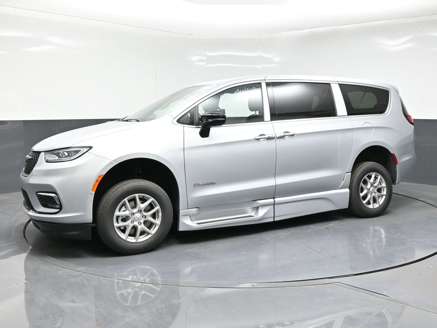 New 2026 Chrysler Pacifica Select Plus - BraunAbility Side Entry Fold Out Automatic Ramp