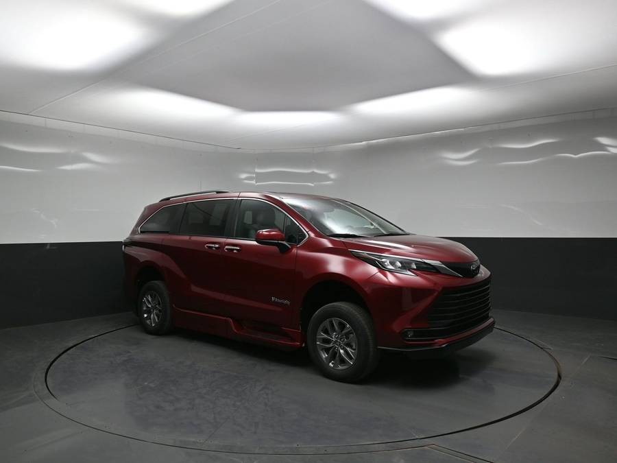 New 2026 Toyota Sienna Hybrid XLE Base - BraunAbility Side Entry Entry Fold Out Automatic Ramp