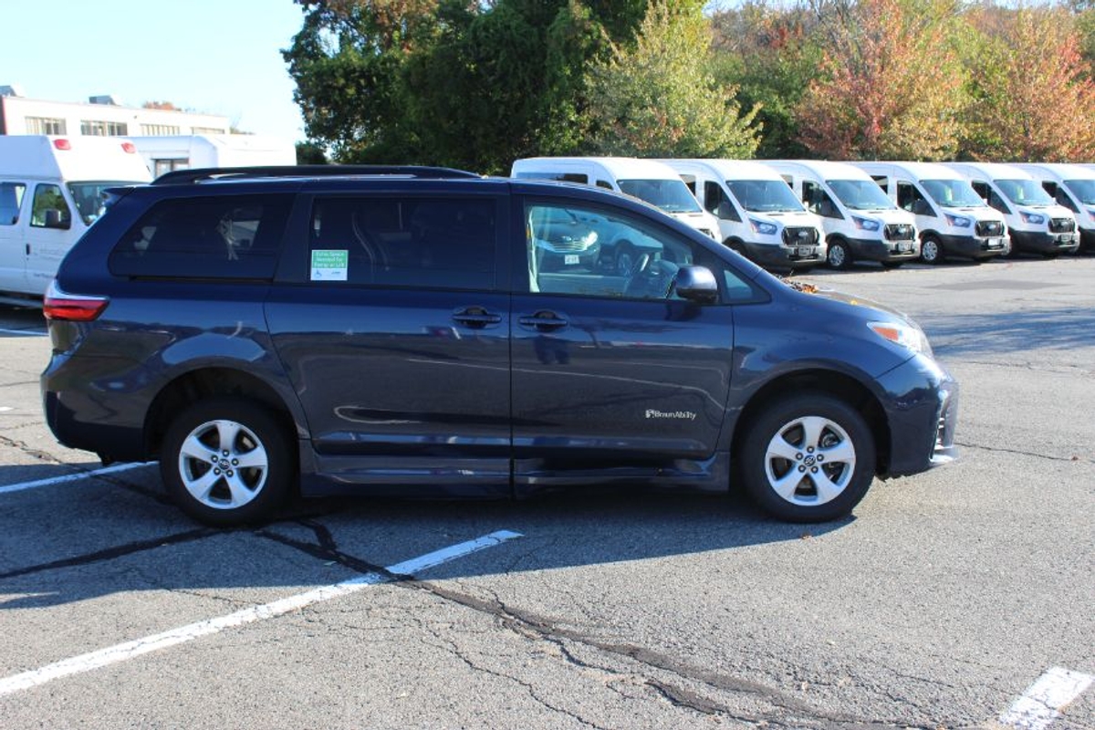 2019 TOYOTA SIENNA - Image 4