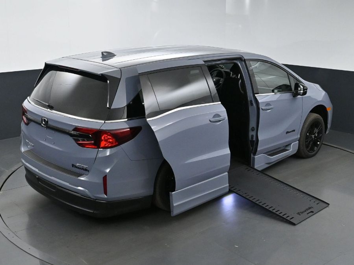 Grey Honda Odyssey image number 24