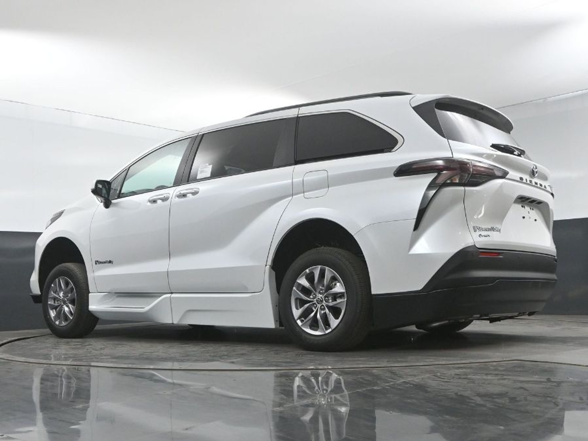 2025 TOYOTA SIENNA - Image 15