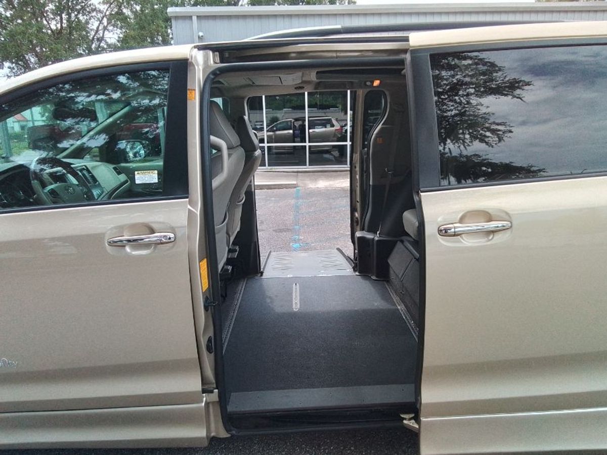 2011 TOYOTA SIENNA - Image 17