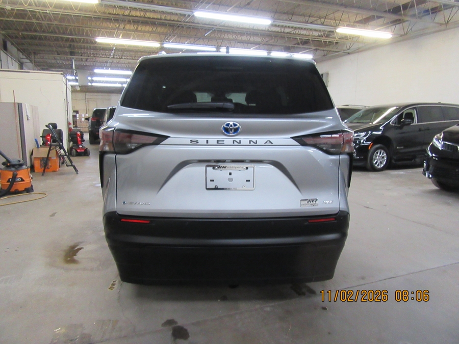 Silver Toyota Sienna image number 10