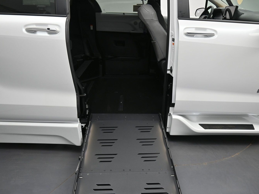 New 2026 Toyota Sienna Hybrid XLE Base - BraunAbility Side Entry Entry Fold Out Automatic Ramp