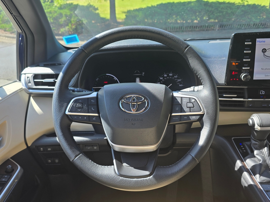 2021 Toyota Sienna XLE - Photo 9