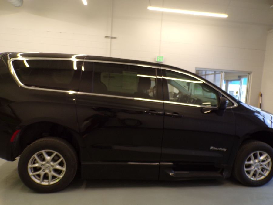 Black Chrysler Voyager image number 4