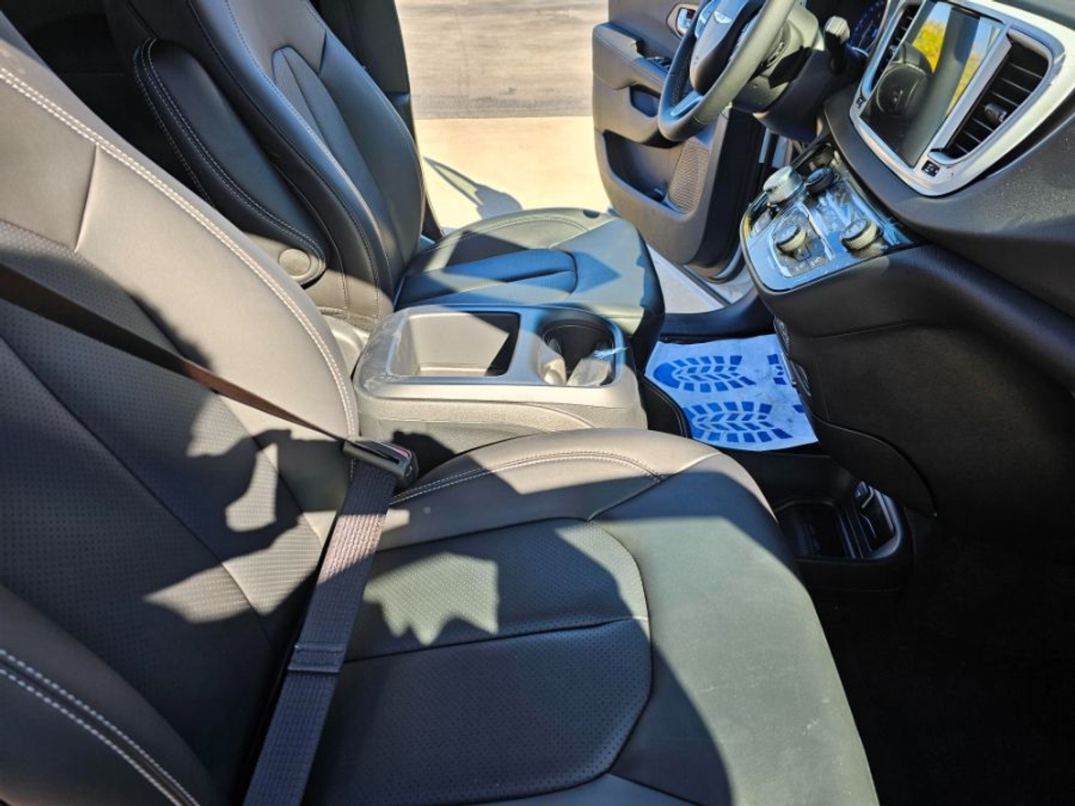 2025 CHRYSLER VOYAGER - Image 5