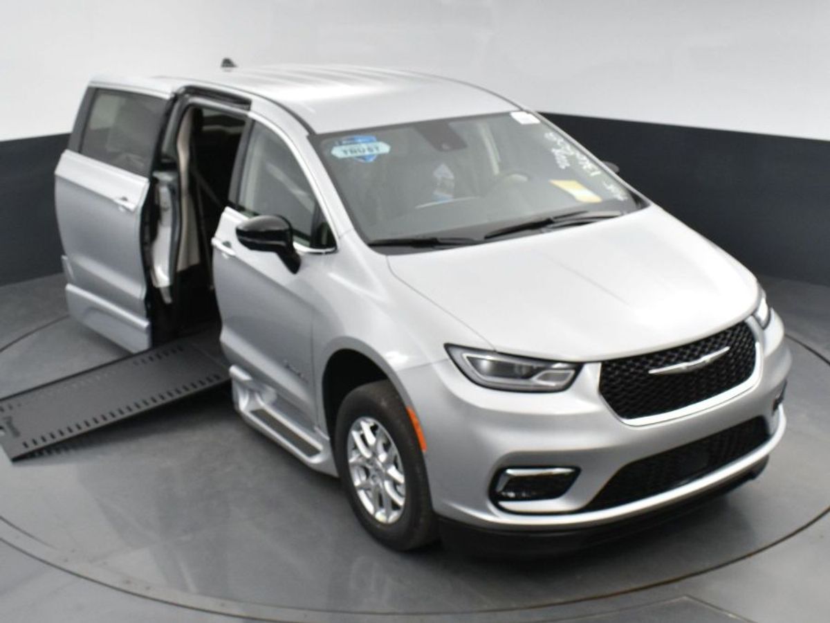 Silver Chrysler Pacifica image number 13