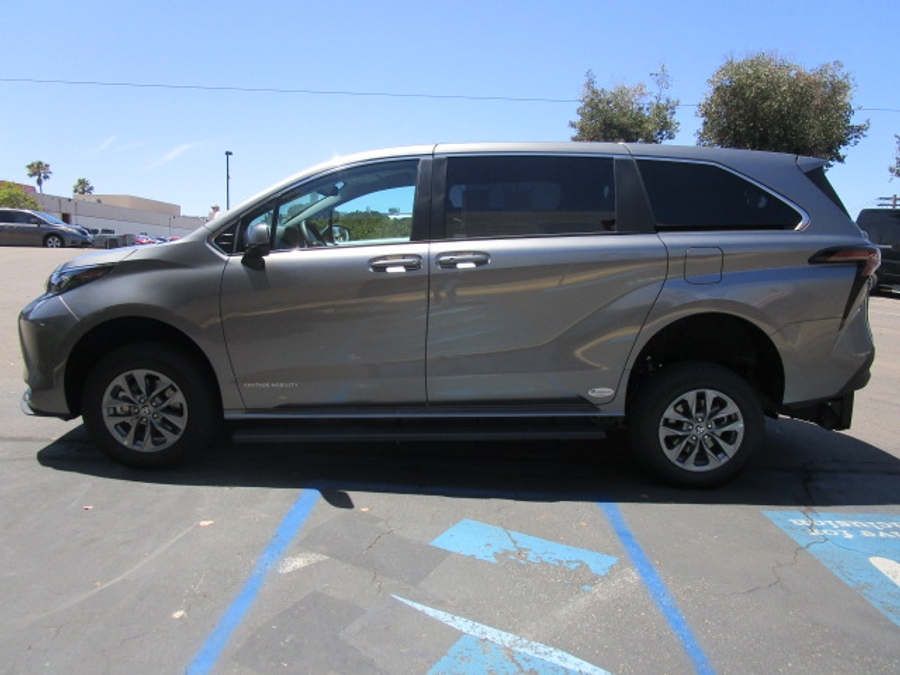 New 2026 Toyota Sienna Hybrid LE - Vantage Mobility Commercial Rear Entry Entry Fold Out Manual Ramp