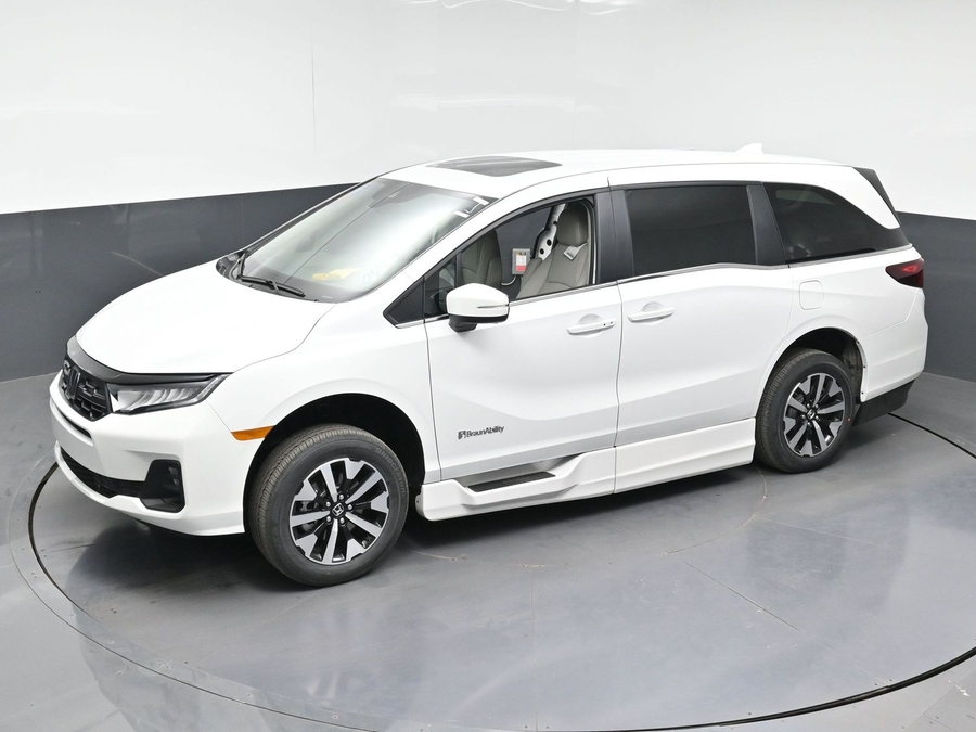 White Honda Odyssey image number 20