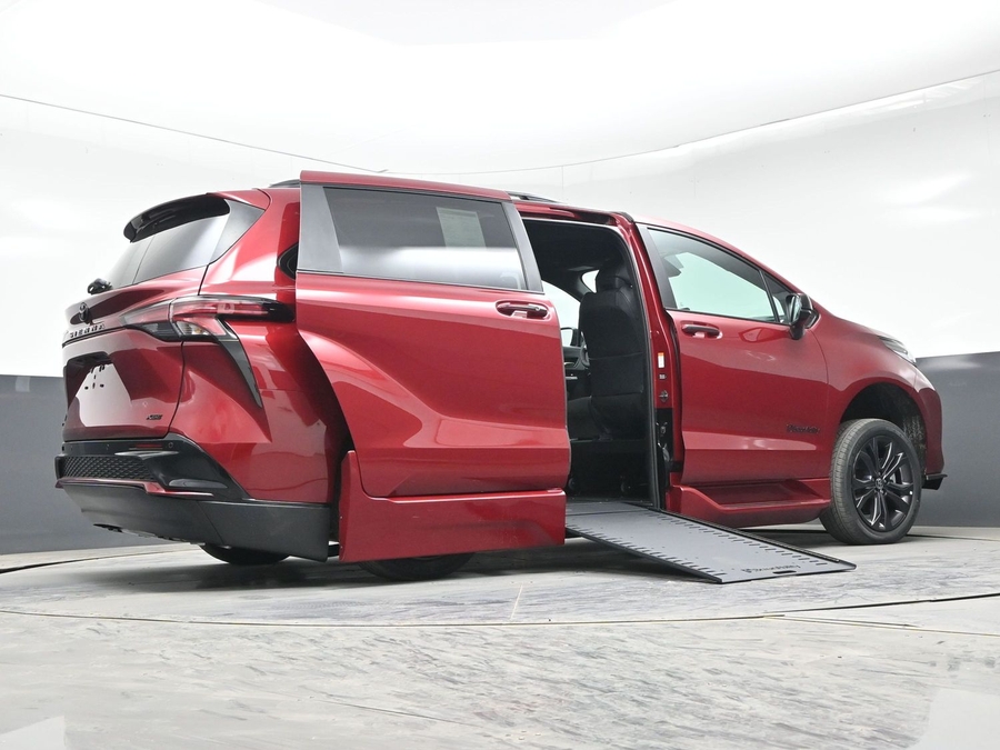 New 2026 Toyota Sienna Hybrid XSE Sport - BraunAbility Side Entry In Floor Automatic Ramp