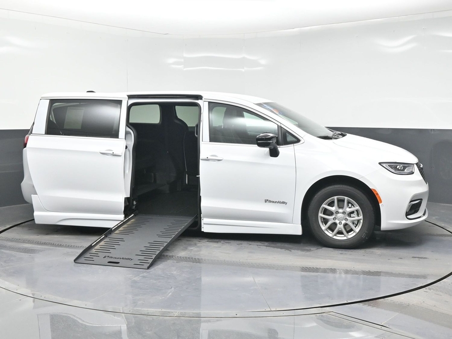 White Chrysler Pacifica image number 5