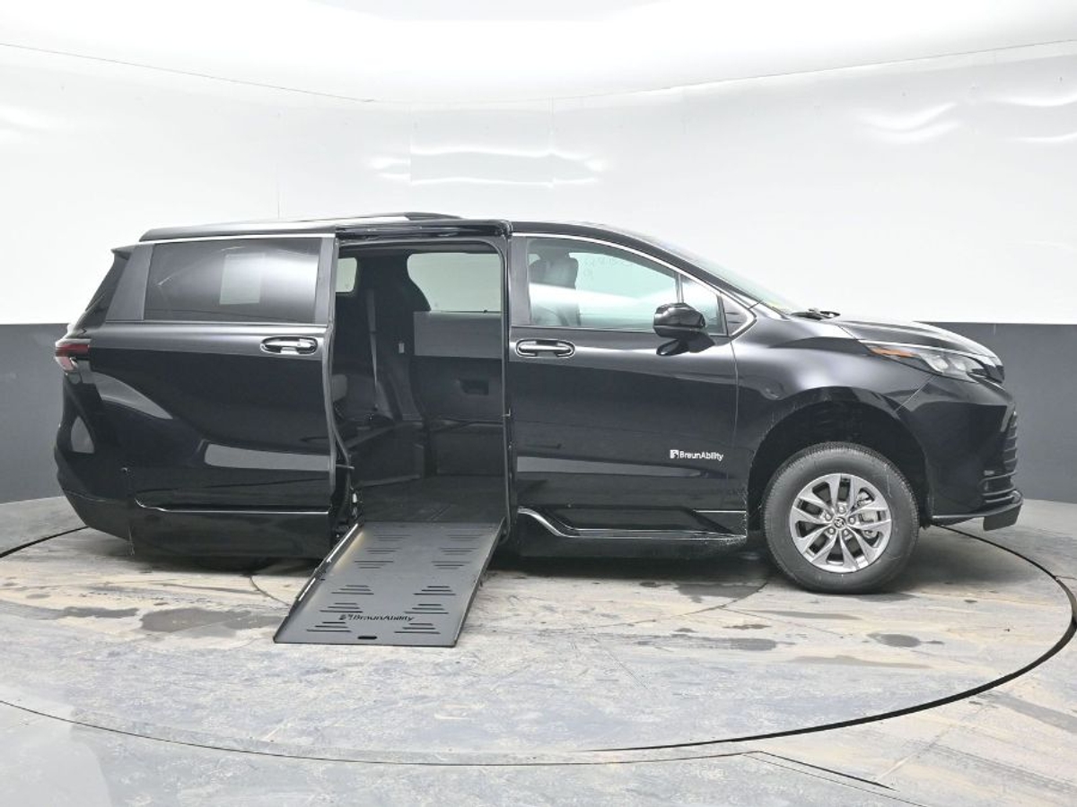 Black Toyota Sienna image number 7