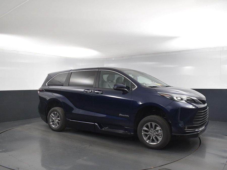 New 2025 Toyota Sienna Hybrid XLE Base - BraunAbility Side Entry Entry Fold Out Automatic Ramp