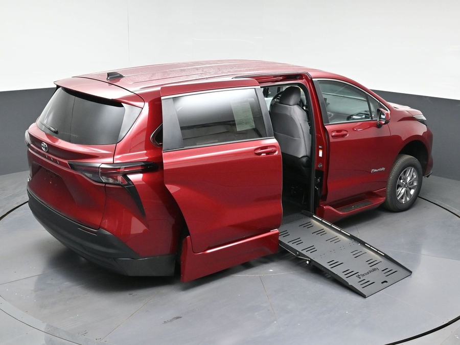 New 2026 Toyota Sienna Hybrid LE - BraunAbility Side Entry Fold Out Automatic Ramp