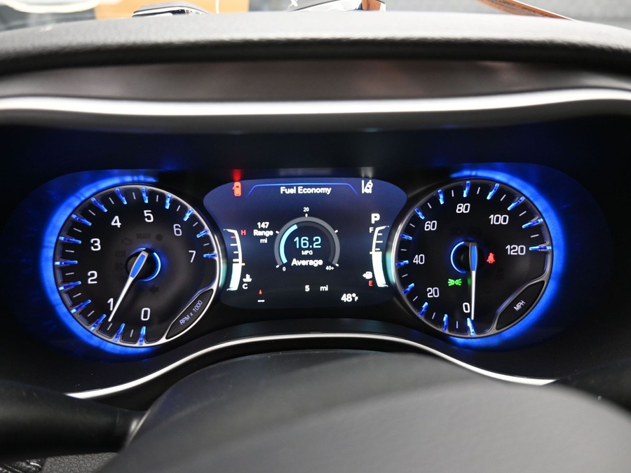 White Chrysler Pacifica image number 10