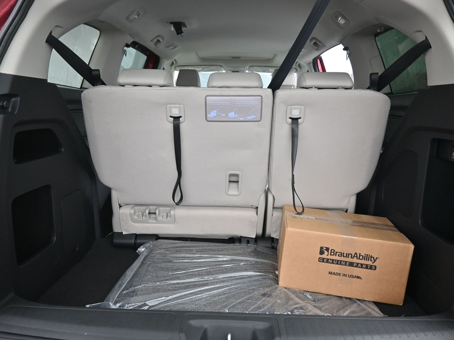 Red Honda Odyssey image number 11