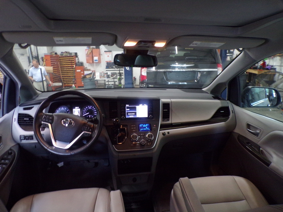 2020 Toyota Sienna XLE - Photo 8