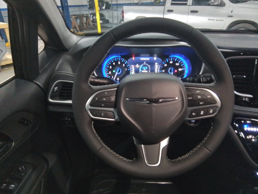 Black Chrysler Pacifica image number 34