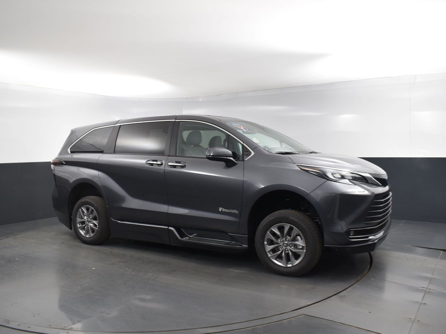 New 2025 Toyota Sienna Hybrid XLE Base - BraunAbility Side Entry Entry Fold Out Automatic Ramp