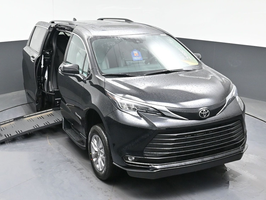 Black Toyota Sienna image number 19