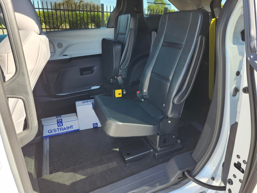 New 2026 Toyota Sienna Hybrid LE w swivel 2nd row - Vantage Mobility Commercial Rear Entry Fold Out Manual Ramp