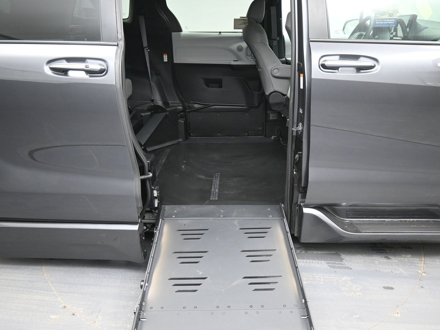 Grey Toyota Sienna image number 11