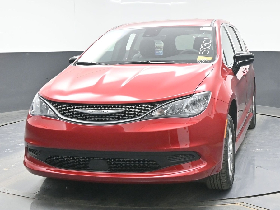 Red Chrysler Voyager image number 1