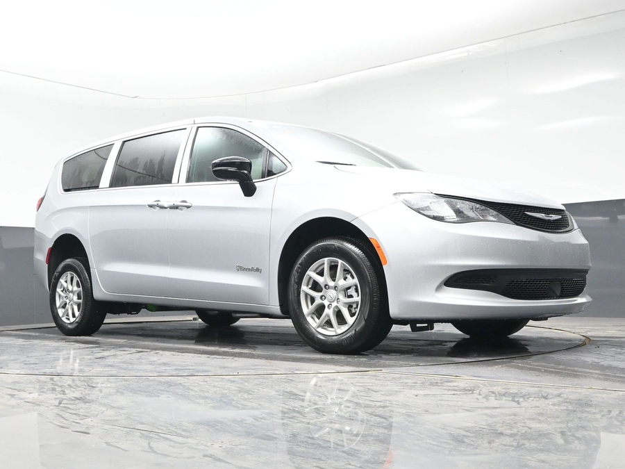 Silver Chrysler Voyager image number 21