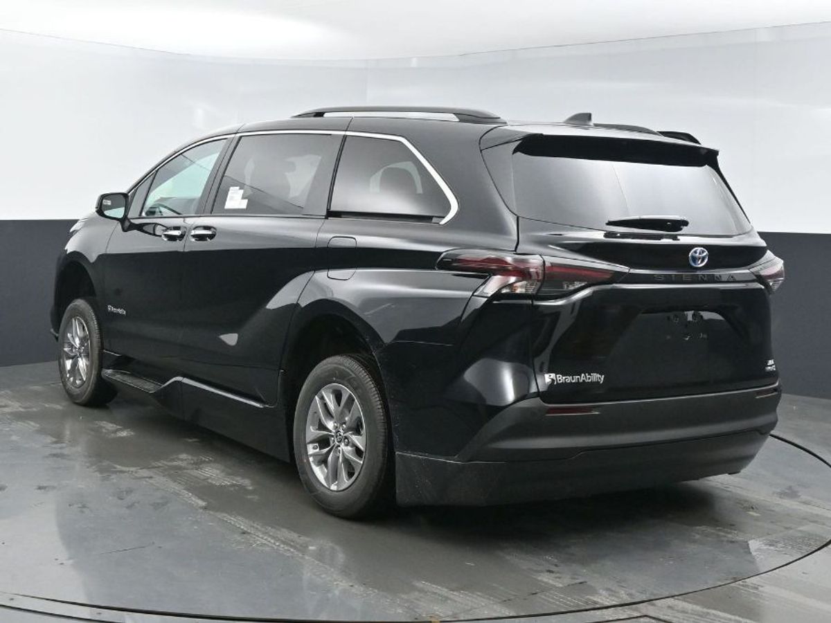 Black Toyota Sienna image number 22