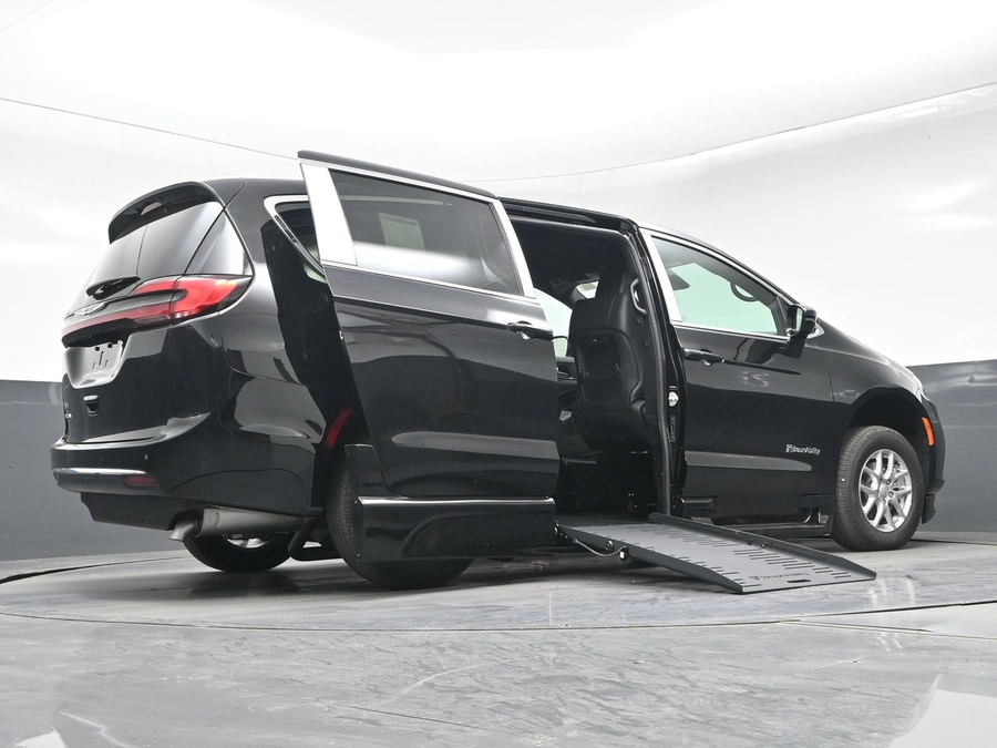 Black Chrysler Pacifica image number 19