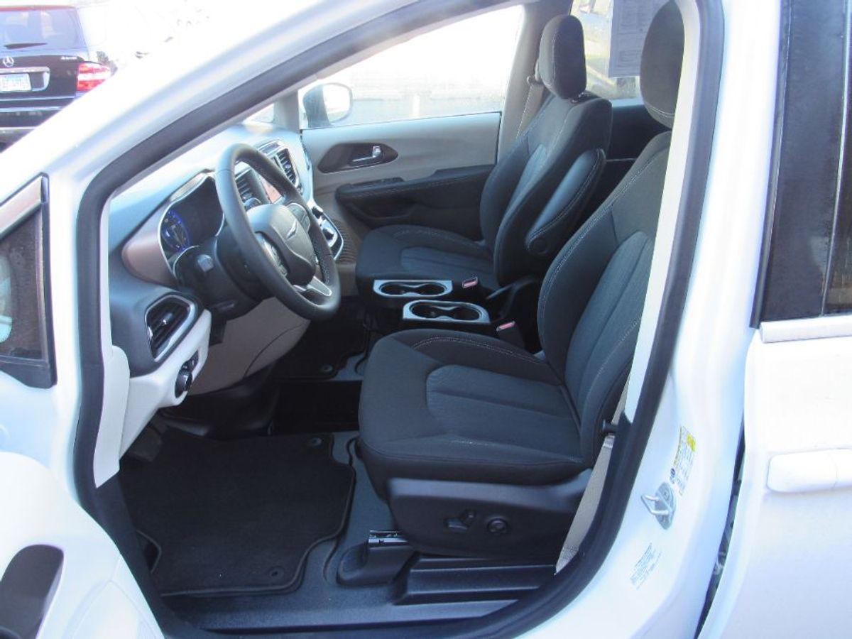 White Chrysler Voyager image number 2
