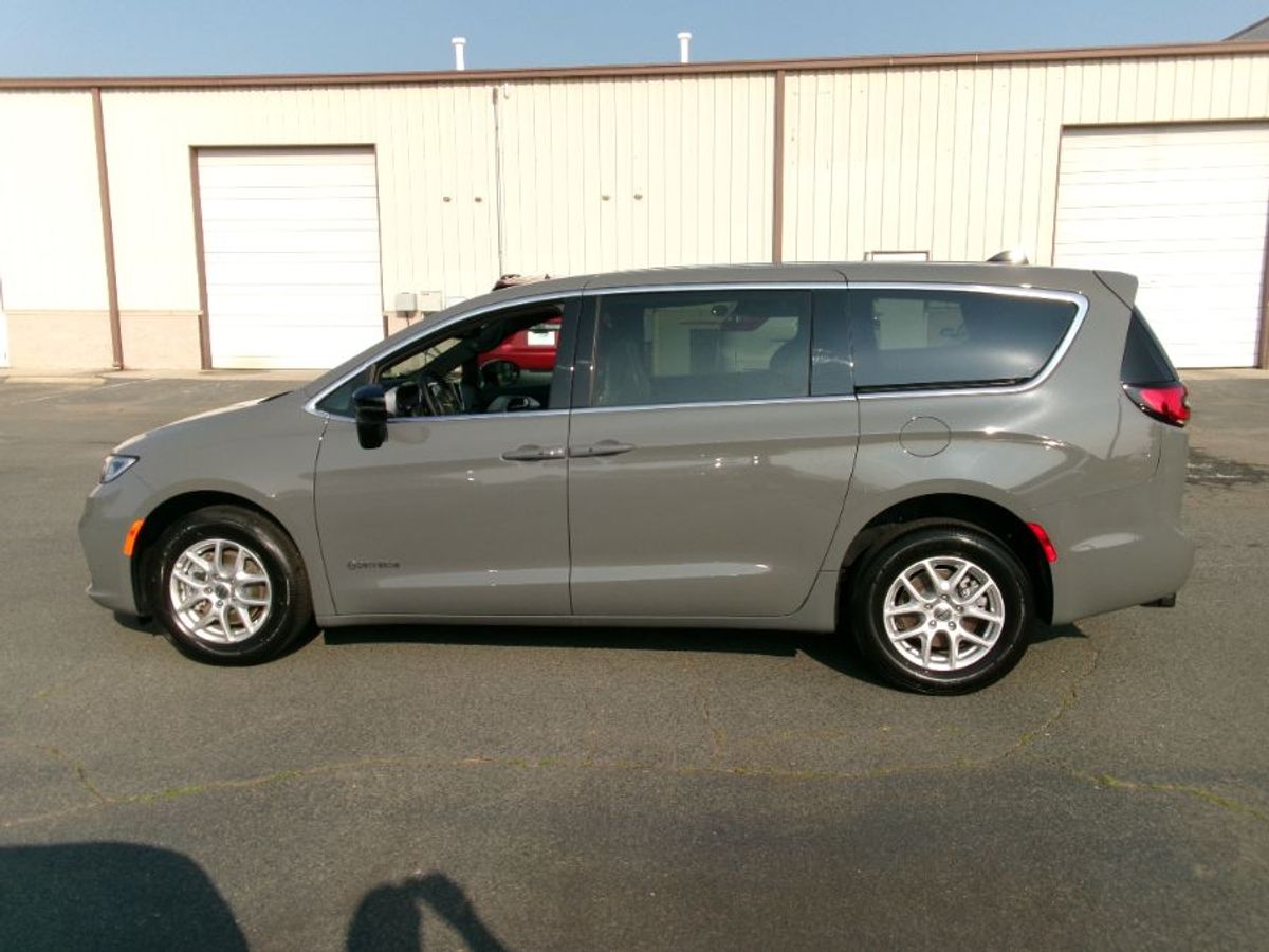 Grey Chrysler Pacifica image number 5