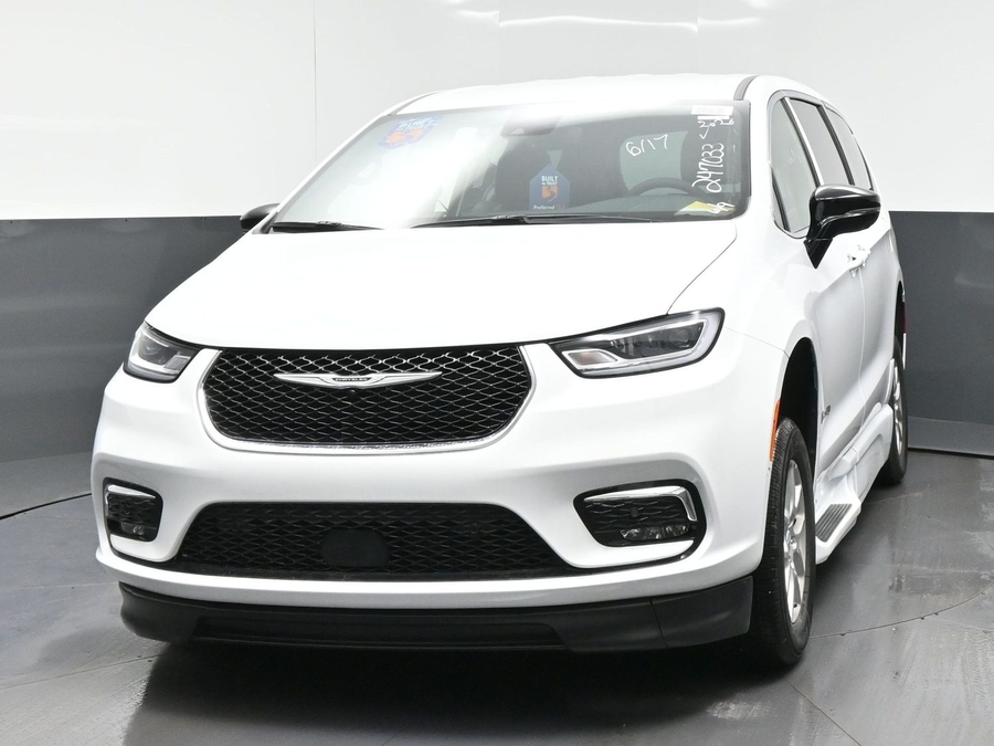 White Chrysler Pacifica image number 1