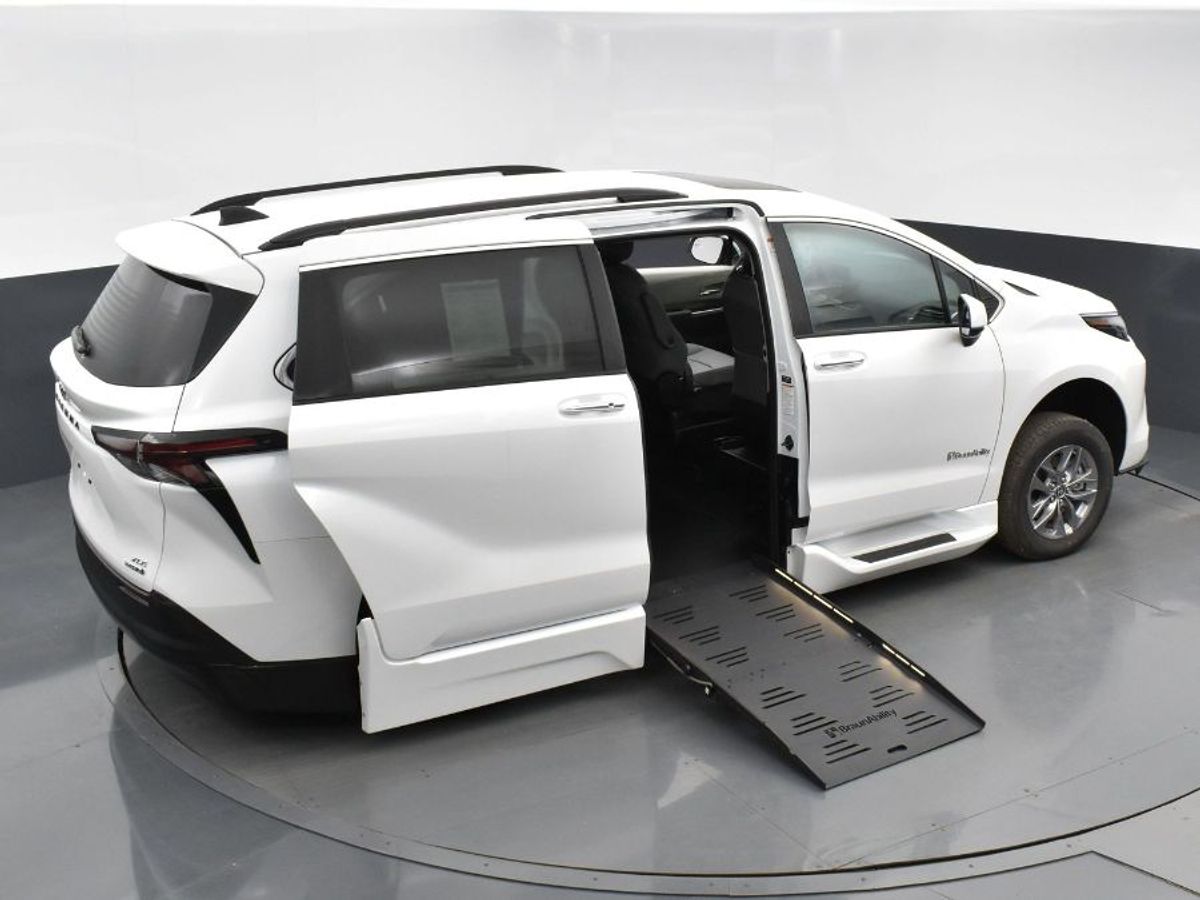 2023 Toyota Sienna XLE - Photo 17