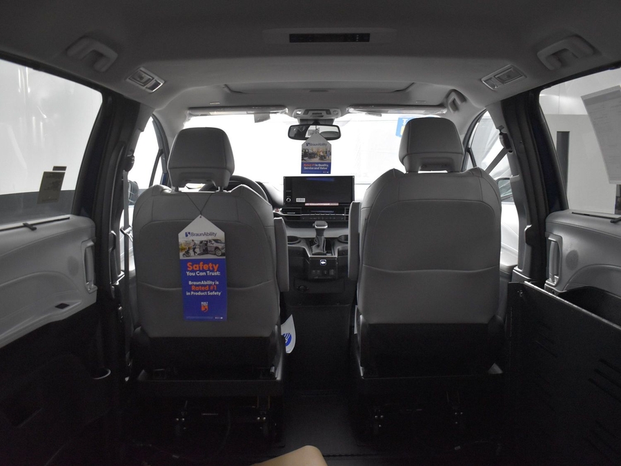 New 2025 Toyota Sienna Hybrid XLE Base - BraunAbility Side Entry Entry Fold Out Automatic Ramp