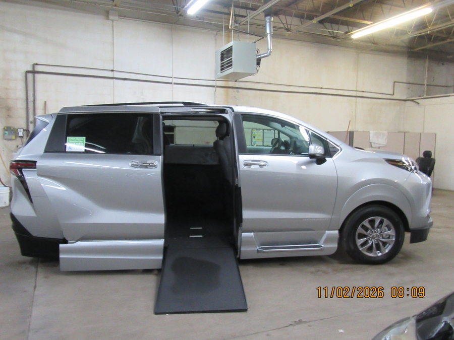 Silver Toyota Sienna image number 18