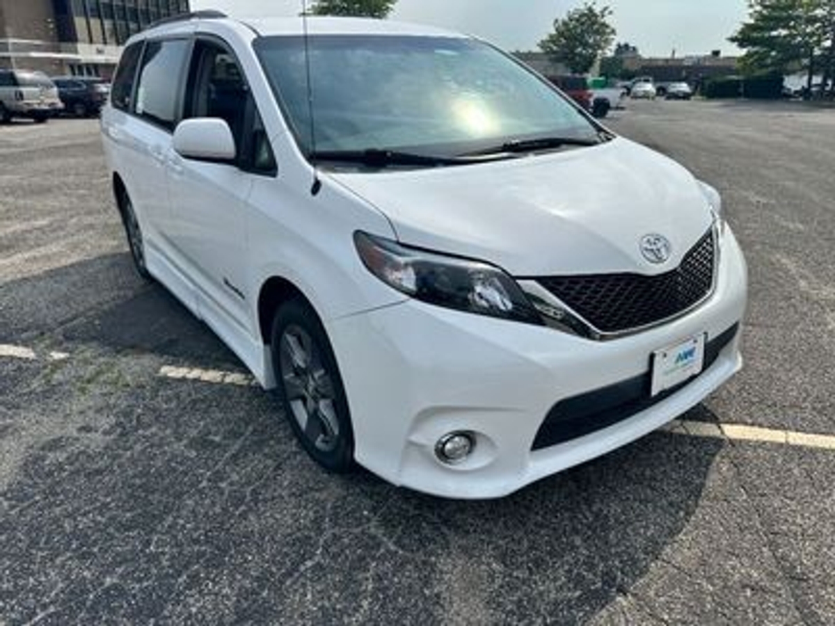 2011 TOYOTA SIENNA - Image 9