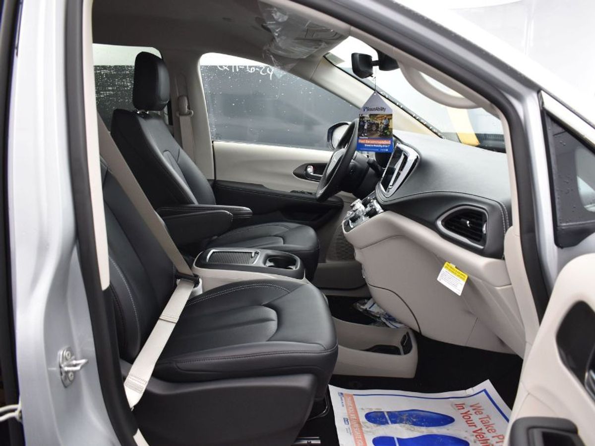 2024 CHRYSLER PACIFICA - Image 2