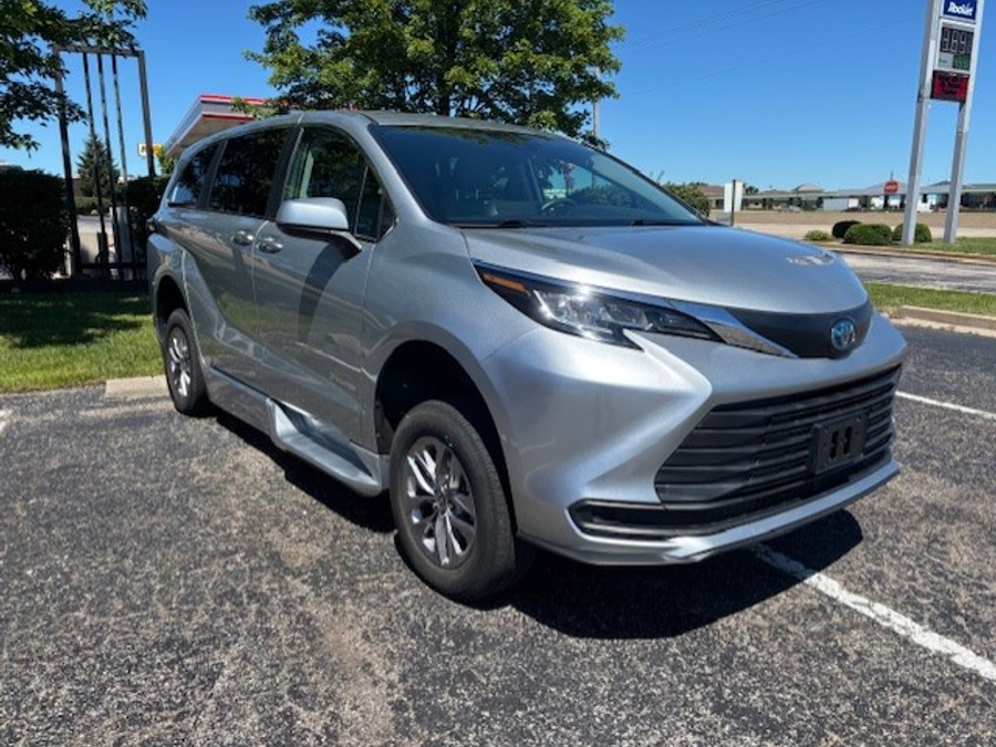 Used 2022 Toyota Sienna Hybrid LE - BraunAbility Side Entry Entry Fold Out Automatic Ramp