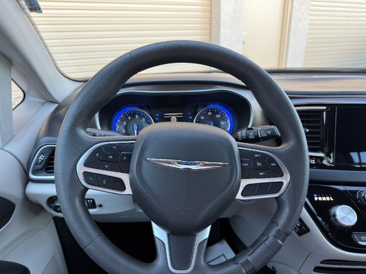 Grey Chrysler Pacifica image number 3