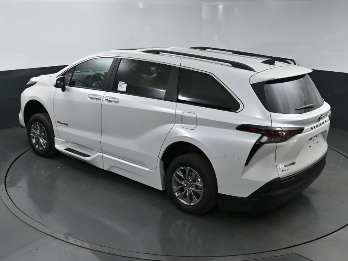 2025 TOYOTA SIENNA - Image 19