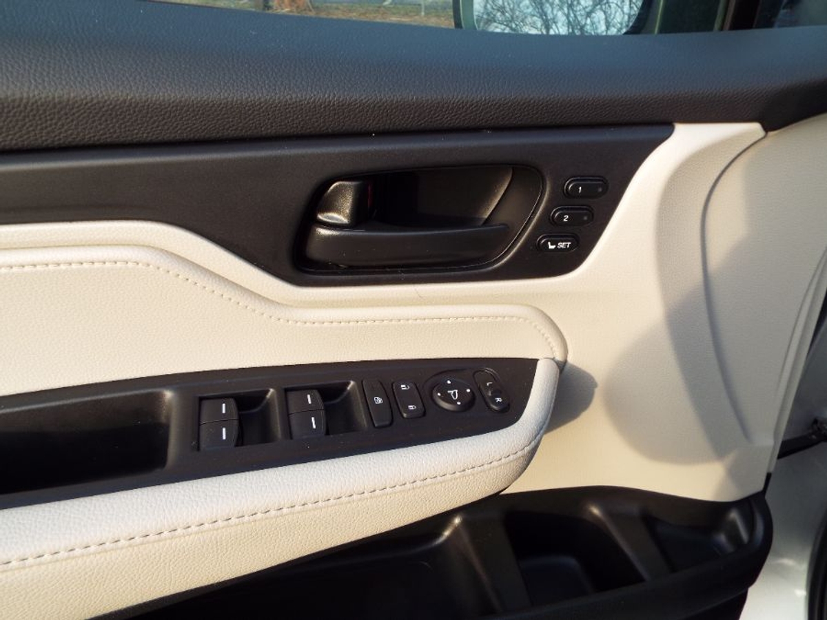 Silver Honda Odyssey image number 15