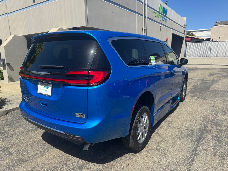 Blue Chrysler Pacifica image number 5