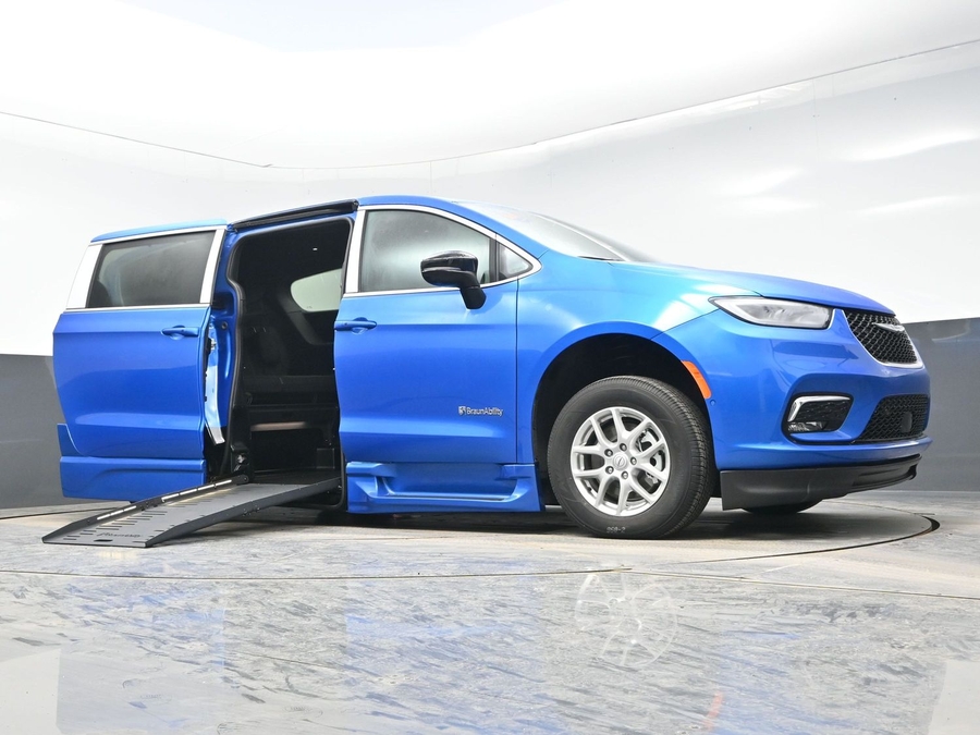 Blue Chrysler Pacifica image number 15