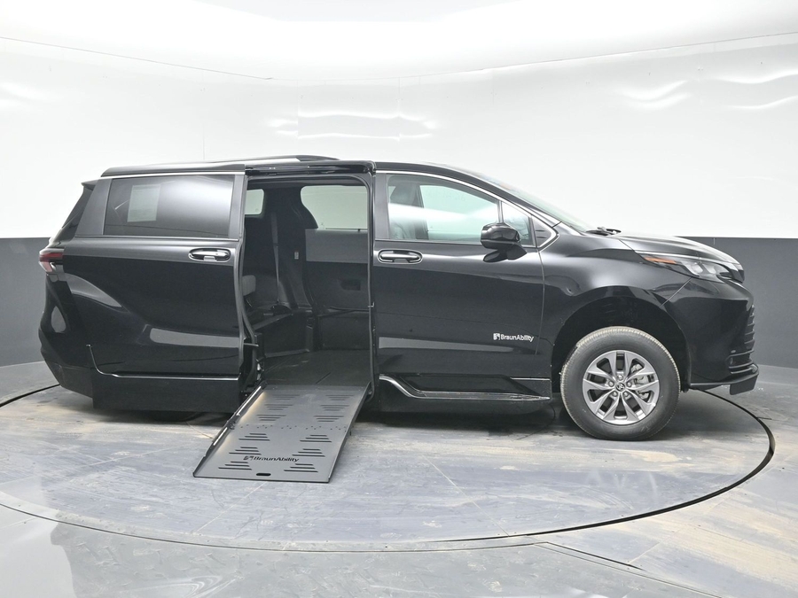 Imagen de la Toyota Sienna negra número 9