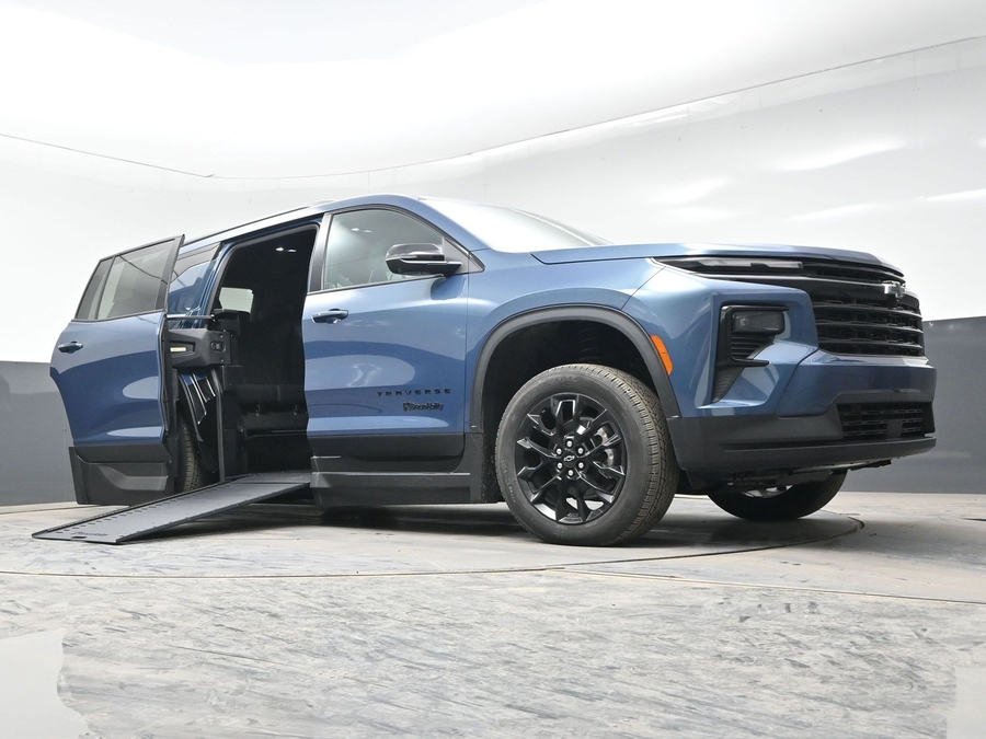 New 2025 Chevrolet Traverse 1LT Midnight - BraunAbility Side Entry Entry In Floor Automatic Ramp