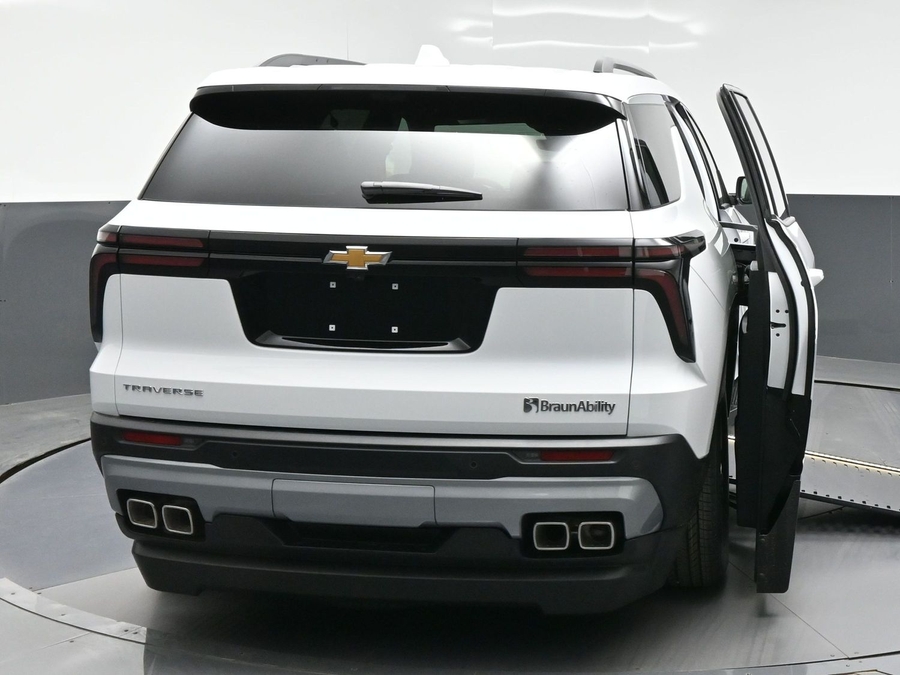White Chevrolet Traverse image number 5