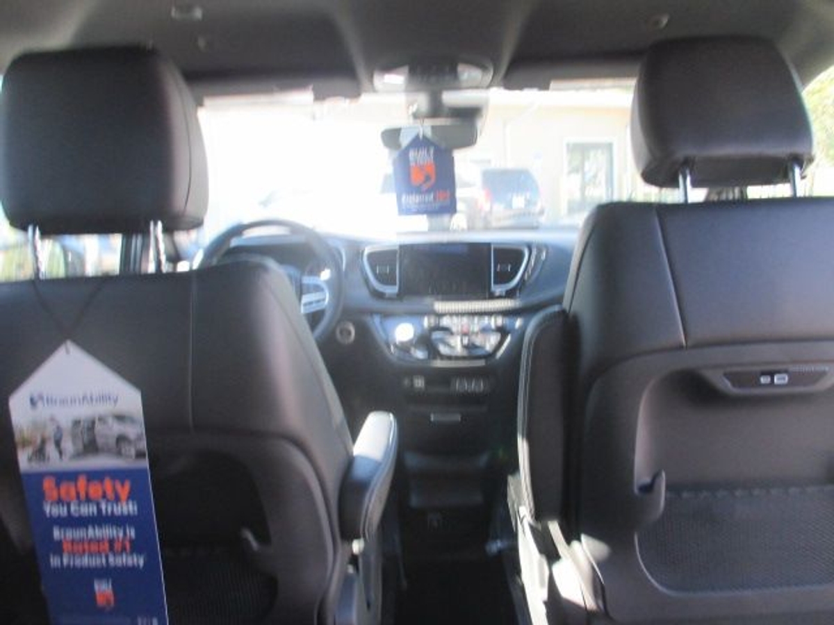 Black Chrysler Pacifica image number 6