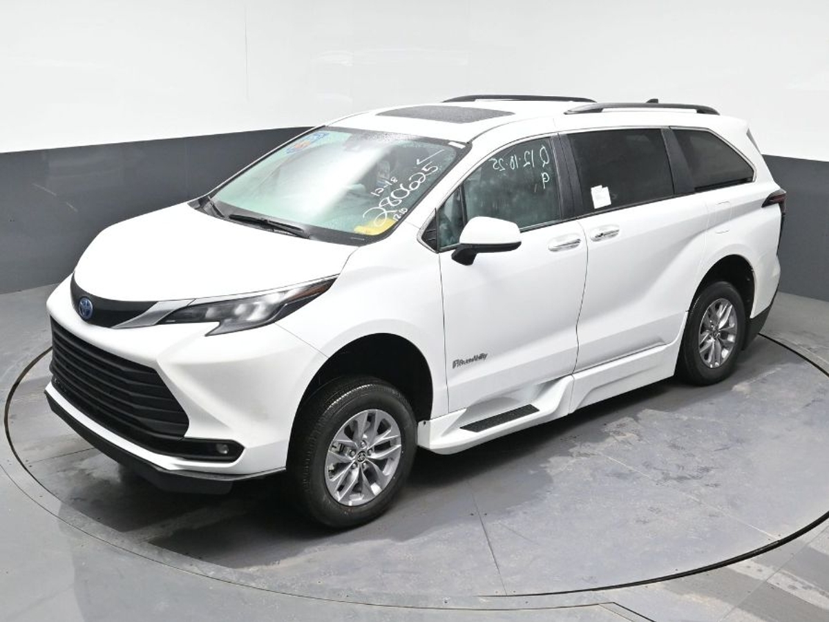 2025 TOYOTA SIENNA - Image 24